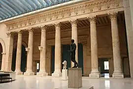 Reconstrucción de una sección de la columnata en el Museo del Cincuentenario en Bruselas, Bélgica.