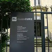 La entrada del Museo Curie, en el n.º 1 de la rue Pierre et Marie Curie, 75005 París, Francia