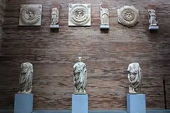 Estatuas y relieves romanos