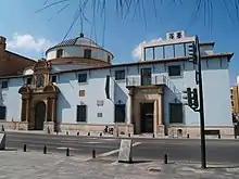 Iglesia de Jesús (izquierda) junto al edificio del Museo Salzillo (derecha)