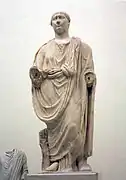 Estatua colosal de Trajano, procedente de Baelo Claudia, en el Museo de Cádiz (más de tres metros de altura).