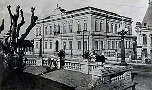 La Plaza Argentina, en los inicios del siglo XX; al fondo, la Escuela de Ingeniería de la UFRGS.