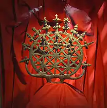 Símbolo religioso, que simboliza el universo, utilizado por los sacerdotes hititas