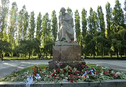 Estatua de la “Madre Patria” en el patio principal del monumento.
