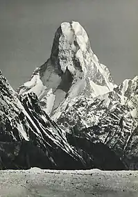 Vista de la Torre Muztagh (7.273 m), desde la ladera occidental del Baltoro Kangri (7.312 m). Distancia de unos 35 km: la parte superior del glaciar Baltoro (62 km de largo en 2006) es visible en primer plano.
