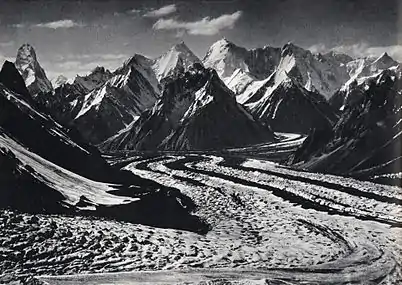 Vista desde lo alto del glaciar Baltoro hacia la Torre Muztagh (extremo izquierdo) y Skil Brum (7.410 m, centro derecha).