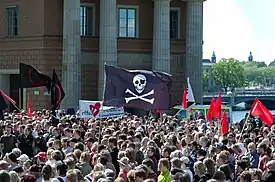 Bandera pirata en color violeta en una manifestación en la ciudad de Estocolmo.