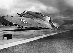 Un bombardero estadounidense B-17 destruido tras el ataque a la base Hickam.