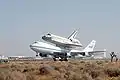 Transbordador espacial Discovery despegando de la Base de la Fuerza Aérea Edwards al Centro espacial John F. Kennedy, tras finalizar la STS-114.