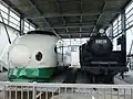 Coche conservado 221-1510 fuera del Museo del Ferrocarril Niitsu de la ciudad de Niigata en agosto de 2014