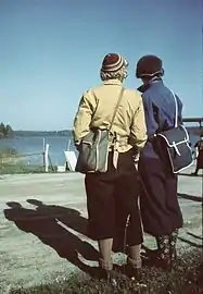 Turistas suecas de 1938 en los fiordos noruegos, con pantalón amplio recogido como bombacho. Museo del Pueblo Noruego.