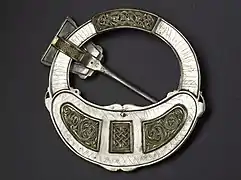 Parte posterior de Broche de Hunterston, un antiguo y elaborado broche de estilo irlandés encontrado en Escocia, que muestra una inscripción de su propietario vikingo de mucho más tarde