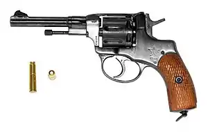 El Nagant M1895 es un revólver clásico de origen belga; fue utilizado por el extinto Imperio Ruso.