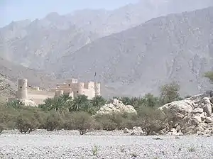 El fuerte Najal y los montes Al Hajar.