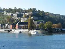 El Mosa en Namur (la ciudadela en el centro, a la izquierda el Mosa y a la derecha la desembocadura del Sambre)