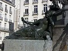 Statue en bronze sur socle de granit ; l'eau jaillit d'une amphore