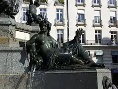 Statue en bronze sur socle de marbre ; l'eau jaillit d'une amphore