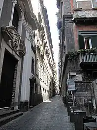 Via Nilo, une el decumano inferior con el mayor, a la altura del Largo corpo di Napoli.