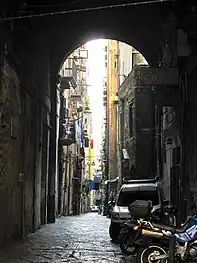 Via san Nicola a Nilo, une el decumano mayor con el inferior.