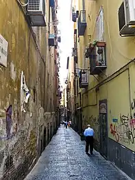 Vico san Domenico Maggiore, une el decumano mayor con el inferior a la altura de la Piazza san Domenico Maggiore.