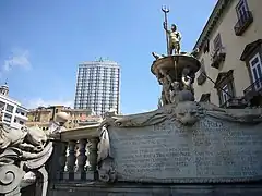 Detalle de la fuente colocada en via Medina, donde destacan la placa, el Neptuno y el Hotel Ambassador al fondo, año 2007.