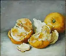 Varias naranjas, unas enteras, otras partidas, sobre fondo neutro