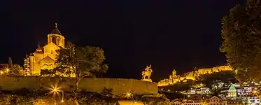 Narikala vista desde el centro de Tiflis de noche.