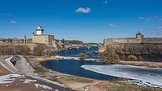 Fortaleza de Ivángorod a la derecha y de Narva a la izquierda.