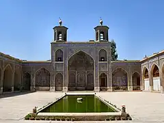 Iwán occidental de la mezquita Nasir ol Molk (1888) en Shiraz ( Irán). Ampliación lateral de dos pisos del iwán. Los pabellones en el techo están inspirados en el estilo mogol.