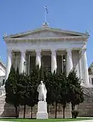 Estatua de Panayis Vagliano (en:) frente a la Biblioteca Nacional de Grecia