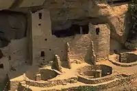 Mesa Verde, detalle de las kivas ante Cliff Palace