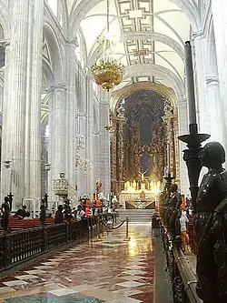 Nave central de la Catedral Metropolitana, Retablo de los Reyes al fondo y el Altar Mayor en primer plano.