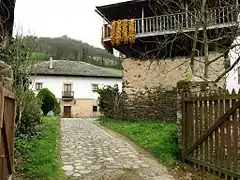 Casona de pizarra y hórreo, Navelgas