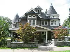 Réplica moderna de una casa estilo tejas (c. 2004), frente a Queen's Park, New Westminster, Columbia Británica.