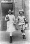 Dos niñas camino de la escuela, Nueva York, 1915.