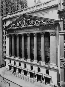La fachada de la Bolsa de Nueva York hacia Broad Street.