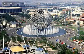 Una vista de la feria mundial de 1964, con el Unisphere en el centro de la imagen.