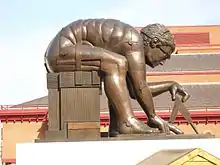 Escultura de bronce de Isaac Newton (1995), obra del escultor Eduardo Paolozzi.