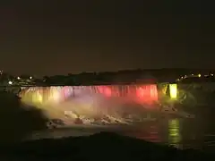 Las cataratas del Niágara, de noche.