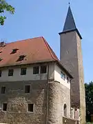 Castillo de foso de Niederroßla, con su bergfried de 57 m de altura.