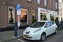 Un Nissan Leaf recargando sus baterías en un punto de recarga público en Ámsterdam, Países Bajos.