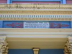 Placa de mármol recordatoria en la fachada de la Iglesia Nuestra Señora de la Candelaria de la Viña de Salta, República Argentina, en Homenaje al Arquitecto Noé Macchi conde di Cellere (1884), autor del diseño del edificio principal (excepto el campanario); dirección y ejecución: Sociedad de Arquitectos Macchi hnos.