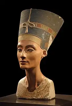 Busto de yeso policromado de Nefertiti. Museo Egipcio de Berlín.