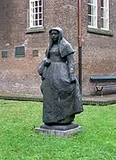Estatua de una monja en el Begijnhof de Ámsterdam