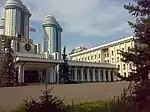 El emblema por encima de la entrada de la embajada norcoreana en Moscú.