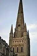 La robusta torre de Norwich con detalles normandos y el chapitel del siglo XV enmarcado por cuatro pináculos