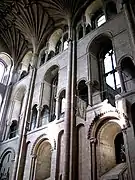 Galerías de circulación en los niveles segundo y tercero del transepto de la catedral de Norwich, Inglaterra (fin del siglo XI)
