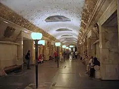 Metro de Moscú, diseñado en la época stalinista con la explícita intención de imitar el lujo de los palacios zaristas en una instalación de uso popular.