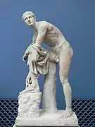 Hermes se calza sus sandalias, atento a una orden de Zeus, de quien es mensajero. Copia romana de un original de Lisipo. También ha sido interpretado como Jasón.