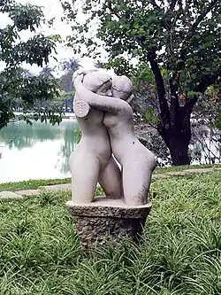 O Abraço (El abrazo), de Ceschiatti